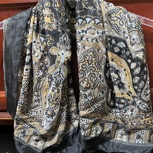 Avenue vintage Paisley Patterned polyester Scarf in Black and Gold